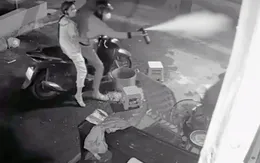 Ngồi trước nhà lúc rạng sáng, một phụ nữ bị tấn công bằng hơi cay