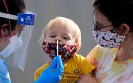 Đau mỏi toàn thân, tiêu chảy có thể là triệu chứng nhiễm COVID-19 ở trẻ nhỏ