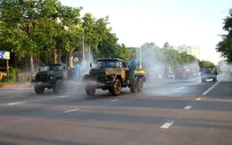 Phun hóa chất khử khuẩn toàn thành phố Vinh