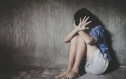 Điều tra vụ bé gái 15 tuổi mang thai uống thuốc tự tử vì bạn trai chối bỏ