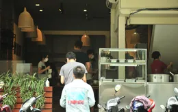 Hà Nội mở lại các cửa hàng ăn uống, nhiều người dân vẫn còn dè dặt