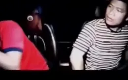 Hành khách liên tục chửi thề, đấm tới tấp vào mặt tài xế taxi