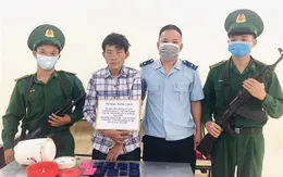 Bắt giữ đối tượng ngụy trang ma túy bằng... lọ măng ớt trên xe khách