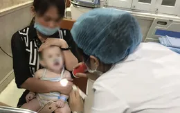 Cấp cứu kịp thời bé 6 tháng tuổi bị hóc xúc xích