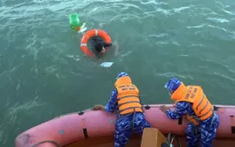 Tàu Cảnh sát biển 2011 cứu ngư dân trôi dạt trên biển