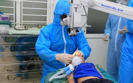 Phẫu thuật cho bé trai bị que sắt đâm vào mắt, xuyên thủng nhãn cầu
