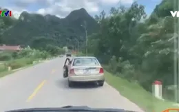 Kỳ quặc dạy lái xe kiểu hai người cùng ngồi ghế lái?