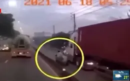 Xe container đi vào đường của xe máy, gây tai nạn rồi bỏ chạy