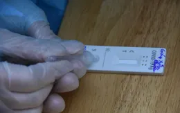 Lạm dụng kit test nhanh COVID-19: Lợi bất cập hại