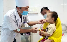 Bé trai 20 tháng tuổi bị tổn thương vùng má do chó nhà cắn