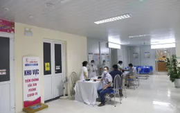 Giám đốc Bệnh viện E lên tiếng về tình trạng người dân xếp hàng tiêm vaccine COVID-19