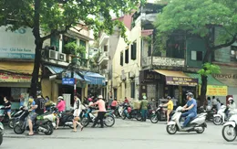 Hà Nội ngày đầu giãn cách xã hội: Đông người tập trung mua thực phẩm