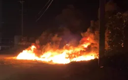 Cháy lớn tại bãi tập kết vật liệu xây dựng ở Bình Định