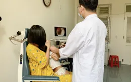 Bé gái 2 tuổi suýt thủng màng nhĩ vì bị 20 con giòi làm tổ trong tai