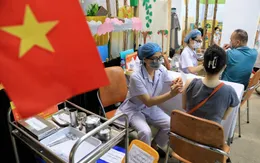 Người dân quận Hoàn Kiếm tiêm vaccine ngừa COVID-19, tuân thủ nghiêm 5K