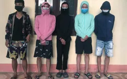 Hà Nội: Bất chấp lệnh cấm, nhiều thanh niên vẫn đi câu cá, bắn chim