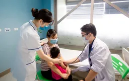 Nuốt pin cúc áo, bé gái 22 tháng tuổi bị tổn thương thực quản phức tạp
