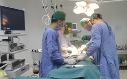 Cứu sống bệnh nhân ung thư sốc mất máu nguy kịch do vỡ u máu ruột non