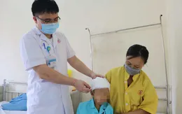 Bị cổng sắt đổ vào đầu, bệnh nhi 3 tuổi phải nhập viện cấp cứu