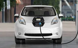 Singapore thúc đẩy chuyển đổi sang ô tô điện bằng chính sách "cây gậy và củ cà rốt"