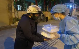 Hà Nội: Nhóm tình nguyện trao hàng trăm suất ăn mỗi ngày cho người khó khăn vì COVID-19