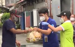 TP Hồ Chí Minh tặng nhu yếu phẩm, tiêm vaccine cho người nước ngoài "mắc kẹt"