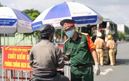 Quân đội hỗ trợ các chốt kiểm soát tại TP Hồ Chí Minh ngày đầu siết chặt giãn cách