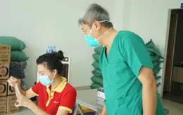 Thứ trưởng Nguyễn Trường Sơn hướng dẫn người dân tự làm xét nghiệm COVID-19