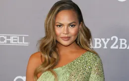 Chrissy Teigen vẫn chưa hồi phục hậu sảy thai