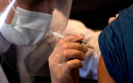 Mỹ đẩy mạnh tiêm chủng bắt buộc với người lao động khu vực tư nhân