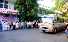 Tiễn đoàn y tế miền Trung vào các tỉnh miền Nam chống dịch