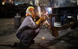 Quá tập trung phát triển dịch vụ, Ấn Độ “bỏ quên” sản xuất