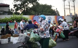 Hà Nội: Bất chấp giãn cách, tiểu thương bán hàng tràn lan ra đường