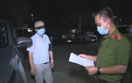 Hà Nội: Phát hiện xe chở khách vượt chốt bằng giấy đi đường khống