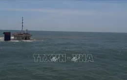 Tàu cá và sà lan gặp sự cố trong bão gần đảo Lý Sơn