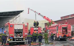 Dập tắt vụ cháy kho vật liệu tại cụm công nghiệp Hà Khánh (Quảng Ninh)