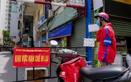 Cảm phục nỗ lực mưu sinh của những shipper "bám trụ mặt đường" giữa mùa dịch COVID-19