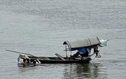 Thượng úy quân đội bất chấp hiểm nguy nhảy sông cứu cô gái bị đuối nước