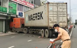 Xe container tông dải phân cách, lao vào chi nhánh ngân hàng