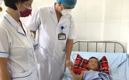 Ngã khi tập xe đạp, bé trai 10 tuổi bị vỡ khí quản