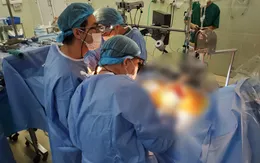 Lần đầu tiên thực hiện bắc 2 cầu động mạch bằng xâm lấn tối thiểu, có nội soi hỗ trợ