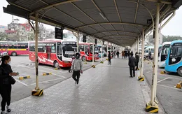 Cao điểm Tết, đường bộ, đường sắt "đìu hiu", hàng không khởi sắc