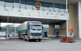 Xuất nhập khẩu qua cửa khẩu Lào Cai nhộn nhịp ngày đầu năm mới