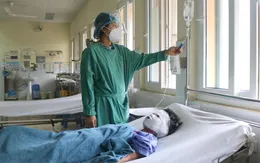 Bất cẩn trong lúc chơi bật lửa, bé trai bị bỏng toàn bộ vùng mặt