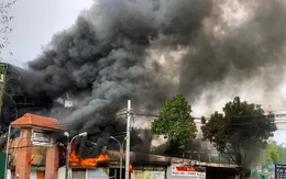 Hà Nội: "Ông hỏa" ghé thăm tiệm sửa xe kiêm sản xuất tất, thiêu rụi nhiều tài sản