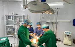 Bé 2 tuổi bị bỏng nước nóng, gia đình bôi tro bếp sơ cứu khiến tình trạng thêm trầm trọng