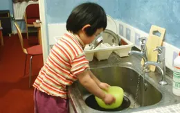 Phạt 5 triệu đồng hành vi bắt trẻ em làm việc gia đình quá sức