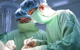 Bệnh nhân thủng đại tràng, tổn thương gan do sán lá gan