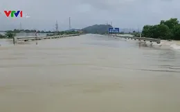 Quốc lộ 1A ngập sâu, CSGT ứng trực 24/24 không để người dân đi vào vùng nguy hiểm