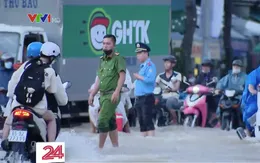 TP Hồ Chí Minh: Triều cường đạt đỉnh, nước tràn vào nhà dân